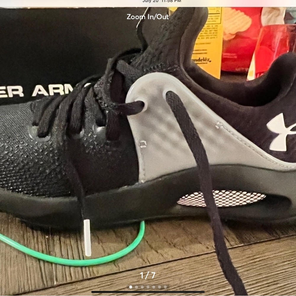 Under ARMOUR size 6 women’s HOVR NEW